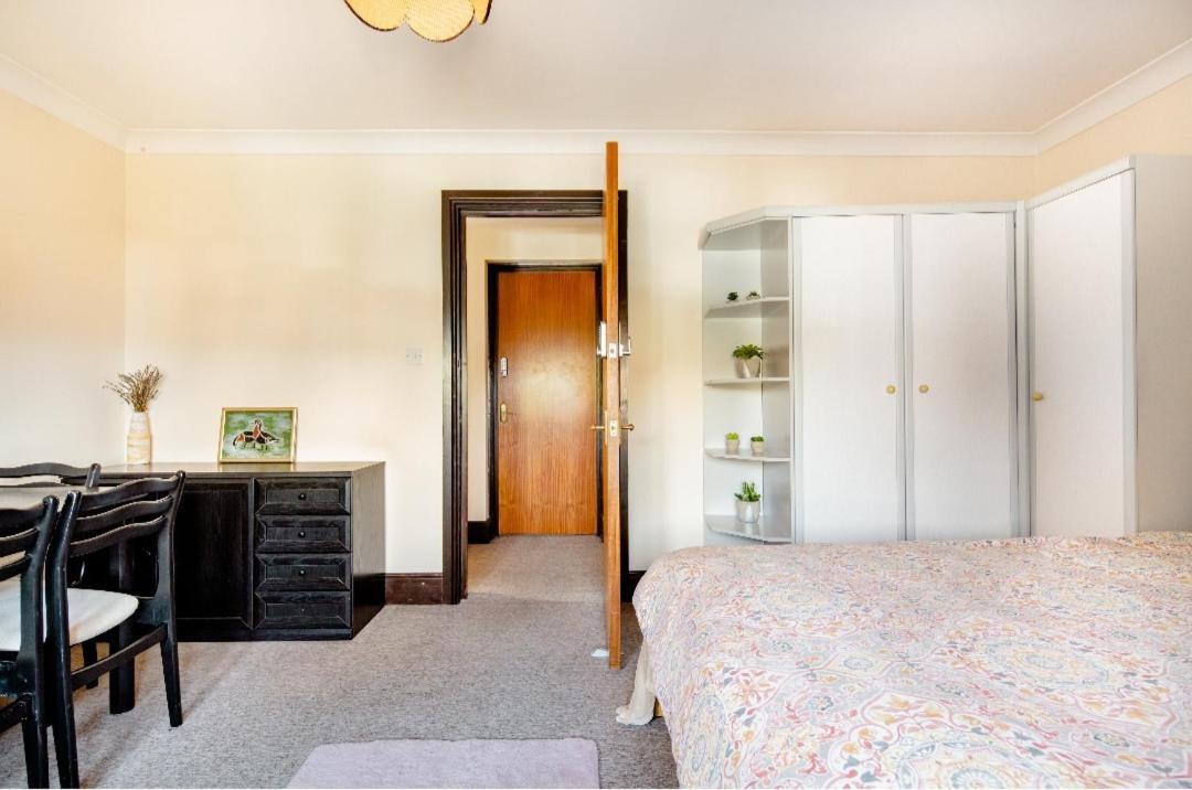 Spacious Room 2 Mins From Station Londra Exterior foto