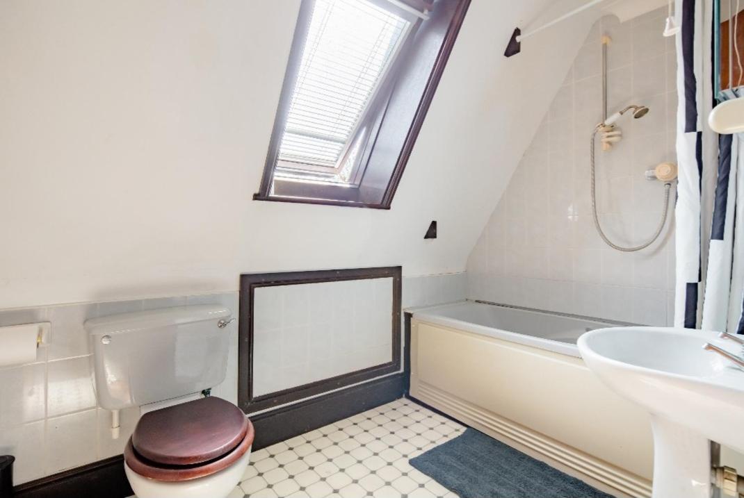 Spacious Room 2 Mins From Station Londra Exterior foto